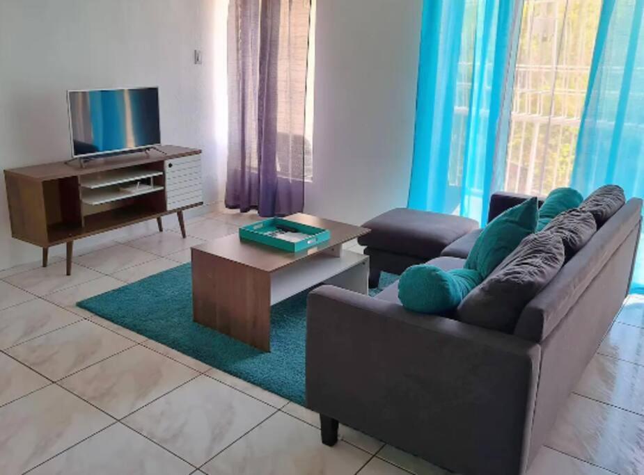 Crystoural Apartment Liguanea Sovereign Apt - 2 Bedrooms, 3 Beds, Host 4 Guest- Kingston! Zewnętrze zdjęcie