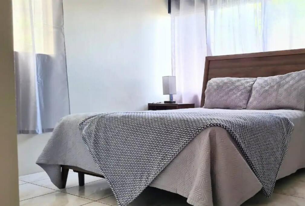Crystoural Apartment Liguanea Sovereign Apt - 2 Bedrooms, 3 Beds, Host 4 Guest- Kingston! Zewnętrze zdjęcie